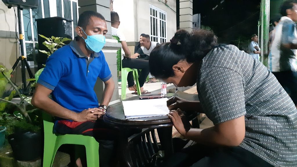 Undangan menulis naa dan besaran uang yang dibawa dalam acara kumpul keluarga di Kelurahan Bello, Kota Kupang, Nusa Tenggara Timur pada Sabtu (19/2/2022).