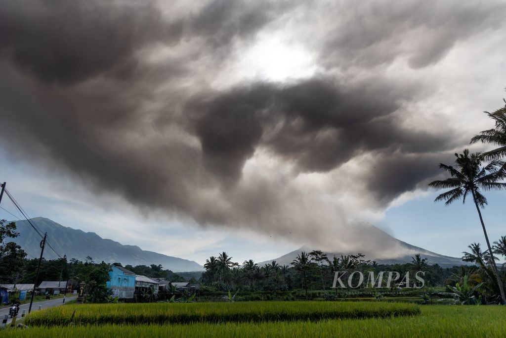 Abu vulkanik yang dimuntahkan Gunung Merapi sempat menghalangi cahaya matahari di atas Desa Krogowanan, Sawangan, Magelang, Jawa Tengah, Minggu (12/3/2023). 