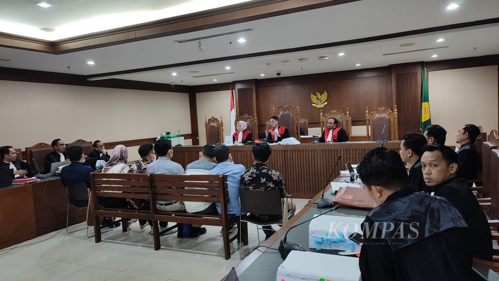 Sidang pidana pemilu dengan agenda pembacaan tuntutan yang dilaksanakan di Pengadilan Negeri Jakarta Pusat, Selasa (19/3/2024) malam. Terdapat tujuh terdakwa dalam kasus tersebut yang kesemuanya merupakan eks PPLN Kuala Lumpur. 