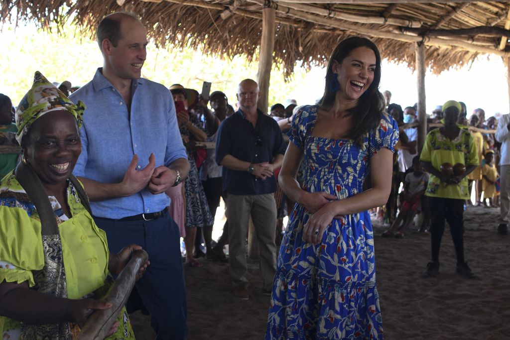  Pangeran William dan istrinya, Kate Middleton, tertawa di tengah kehadiran mereka di Desa Hopkins, Belize, pada 20 Maret 2022. 