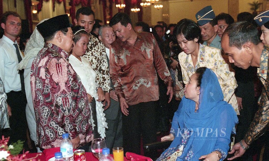 President Abdurrahman Wahid (Gus Dur) and First Lady Shinta Nuriyah attended the celebration of the Chinese New Year 2551 and Social Care of the Indonesian Confucian Council (Matakin) at Balai Sudirman, Jakarta, on Thursday (17/2/2000) evening.