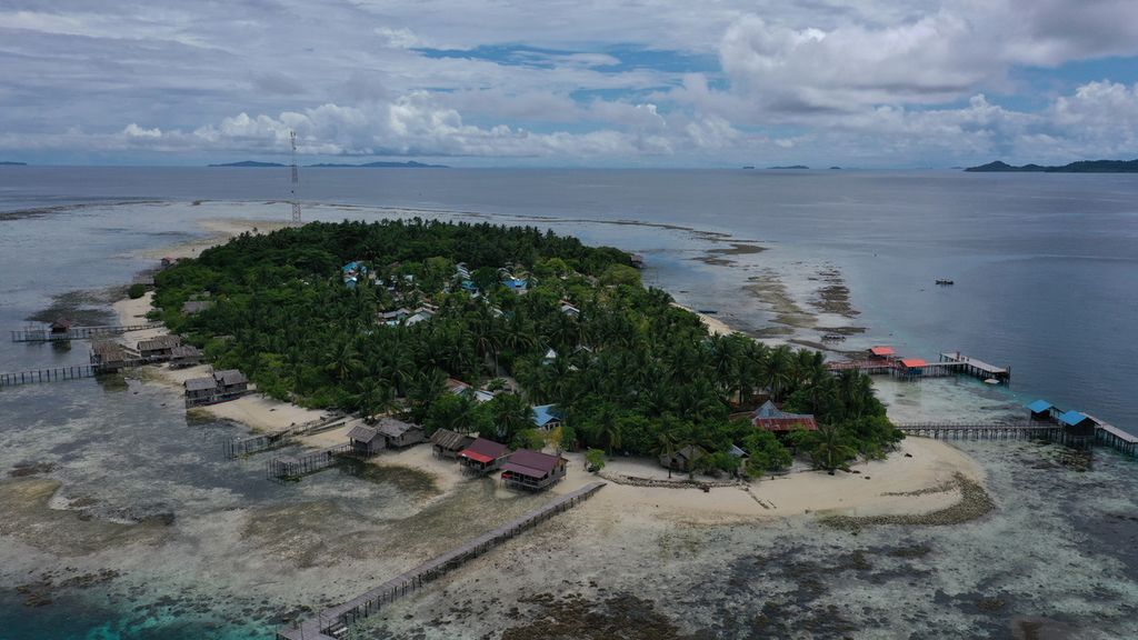 Pulau Arborek di Distrik Meosmansar, Raja Ampat, Papua Barat, terlihat dari udara saat air surut, Jumat (28/5/2021). Arborek merupakan salah satu destinasi wisata utama di wilayah Raja Ampat.