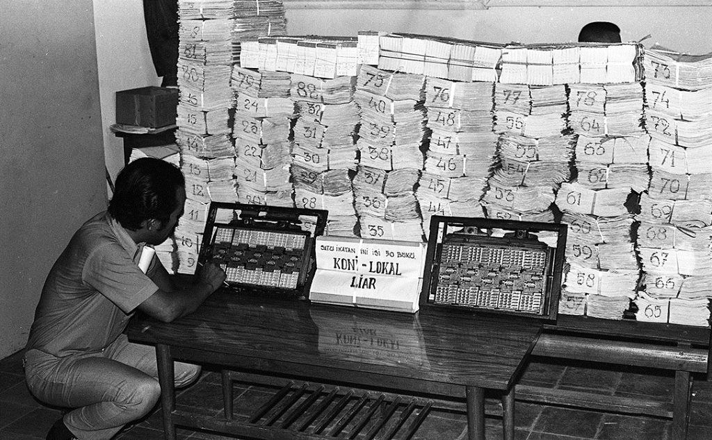 Sebanyak 44.350 buku Toto Koni dan Lotto Lokal liar disita kepolisian Komdak Metro Jaya, awal Mei 1973.