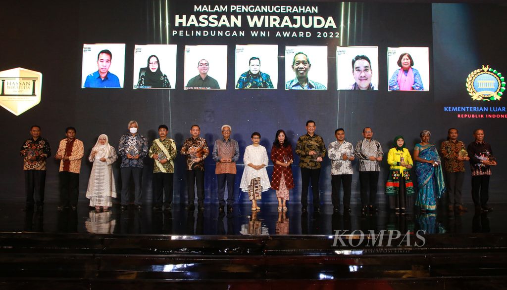  Menteri Luar Negeri Retno Marsudi (kedelapan dari kiri) berfoto bersama para penerima Hassan Wirajuda Pelindungan WNI Award 2022 di Jakarta, Senin (9/1/2023) malam.