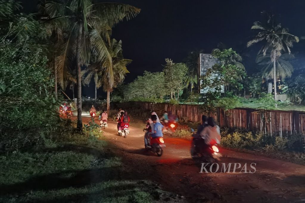 Warga beramai-ramai menuju kawasan Pantai Seger, Kuta, Mandalika, Lombok Tengah, Nusa Tenggara Barat, untuk menangkap atau Bau Nyale pada Jumat (10/2/2023) pagi lalu.