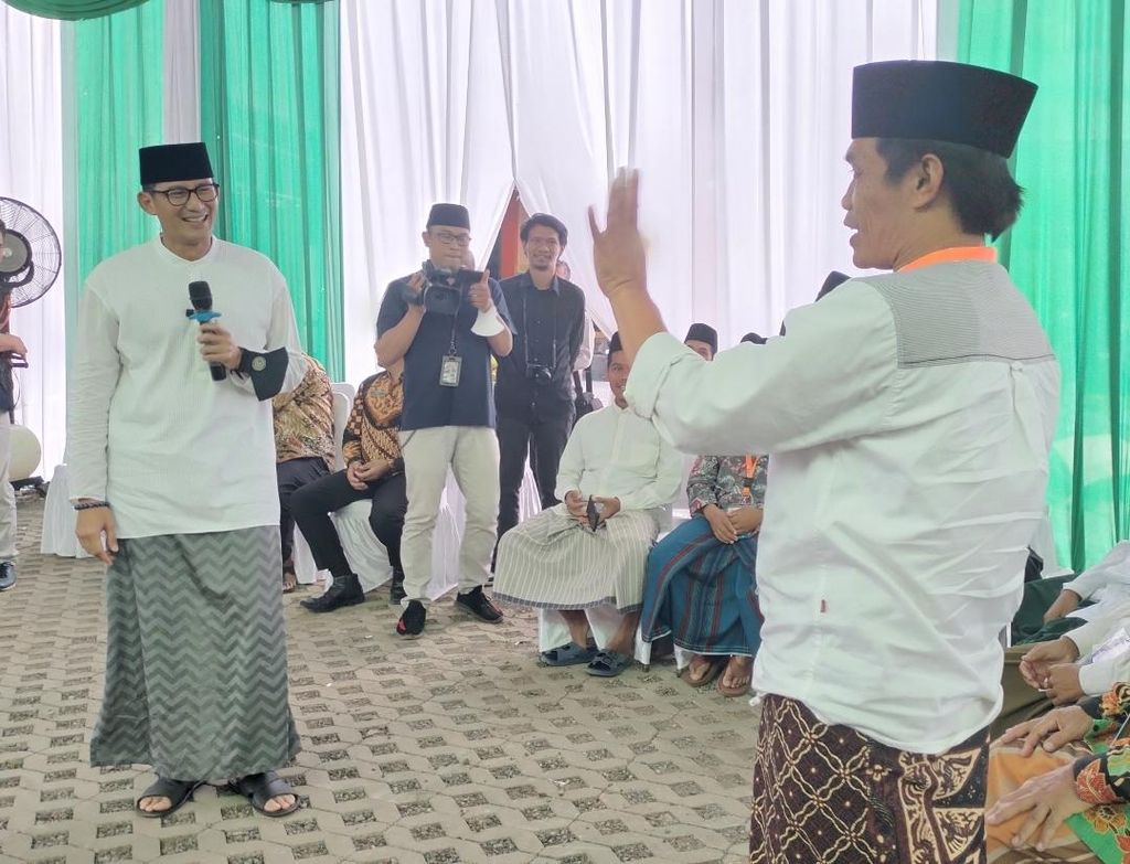 Menteri Pariwisata dan Ekonomi Kreatif Sandiaga Uno berdialog bersama seorang pelaku usaha sekaligus alumni pondok pesantren di Ponpes Roudlotul Thullab di Kecamatan Tempuran, Kabupaten Magelang, Jawa Tengah, Jumat (19/5/2023).