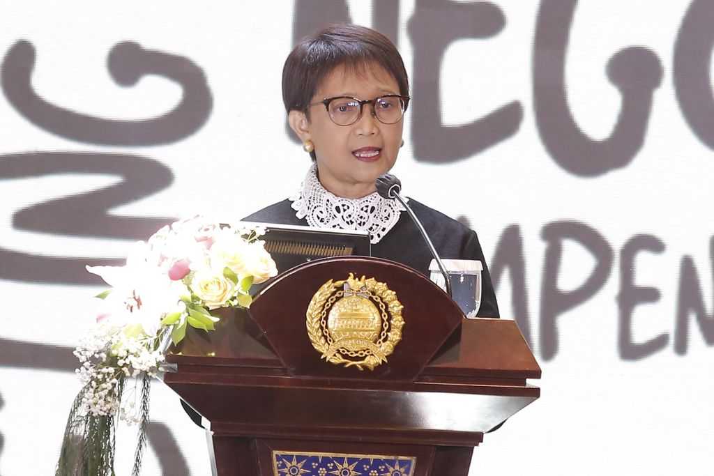 Menteri Luar Negeri Retno LP Marsudi menyampaikan pidato pernyataan pers tahunan menteri luar negeri tahun 2023 di kantor Kementerian Luar Negeri, Jakarta, Rabu (11/1/2023). 