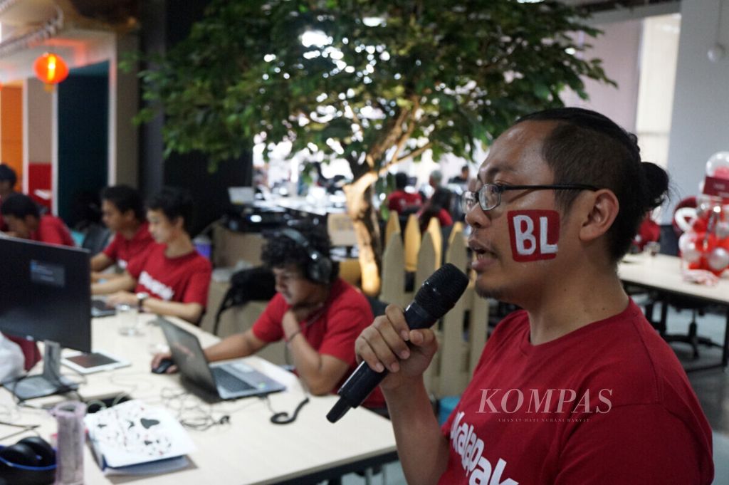 Pendiri Bukalapak.com Achmad Zaky berdiri di kantor baru yang diresmikan bersamaan dengan perayaan ulang tahun keenam, Selasa (12/1/2016).