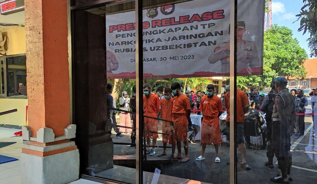 Direktorat Reserse Narkoba Polda Bali mengungkap kelompok pengedar narkotika, yang melibatkan warga negara asing. Tangkapan suasana saat pelaksanaan konferensi pers, yang digelar Ditresnarkoba Polda Bali, di Polda Bali, Kota Denpasar, Selasa (30/5/2023).
