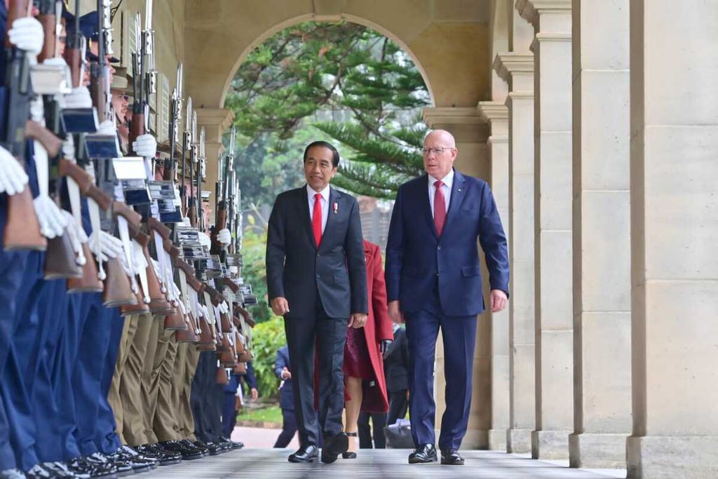 Gubernur Jenderal Australia David Hurley menyambut langsung Presiden Joko Widodo saat turun dari kendaraan yang membawanya ke Admiralty House, Sydney, Australia, Selasa (4/7/2023).