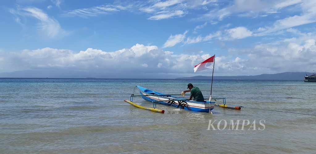 Nelayan di Desa Tulehu, Pulau Ambon, Maluku, menyiapkan perahu motor sebelum melaut, Minggu (28/7/2019).