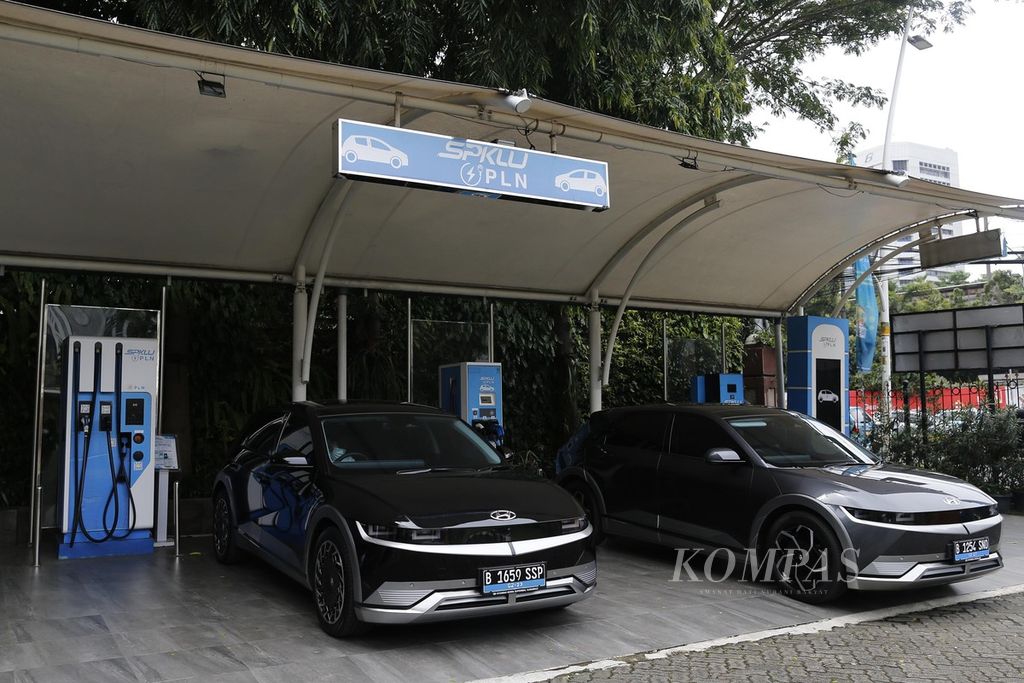 Warga mengisi daya mobil listrik di stasiun pengisian kendaraan listrik umum (SPKLU) di halaman kantor PLN Distribusi Jakarta Raya, Jakarta, Senin (6/2/2023). 