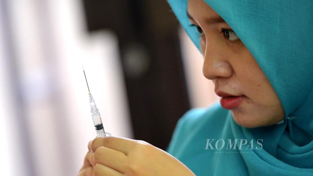 Petugas menyiapkan vaksin difteri yang akan disuntikkan saat vaksinasi difteri di RS Syarif Hidayatullah, Tangerang Selatan, Rabu (27/12/2017). Vaksinasi hingga 29 Desember 2017 itu tidak dipungut biaya.