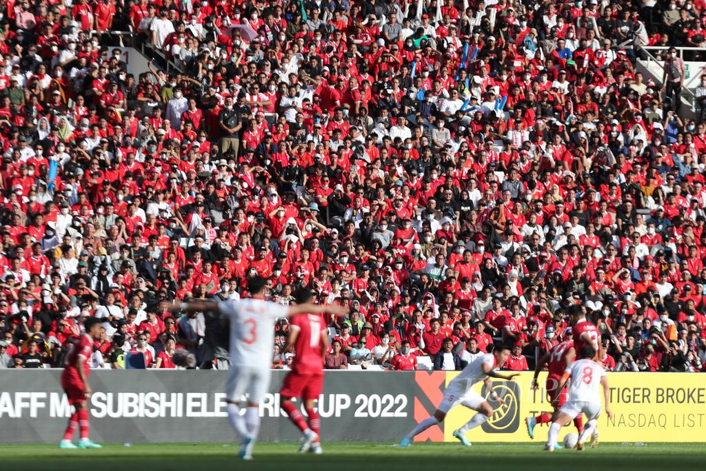 Hampir 50 ribu penonton memadati Stadion Utama Gelora Bung Karno, Senayan, Jakarta, saat laga pertemuan pertama semifinal Piala AFF 2022 antara Indonesia melawan Vietnam, Jumat (6/1/2023). Laga itu berakhir imbang, 0-0. 