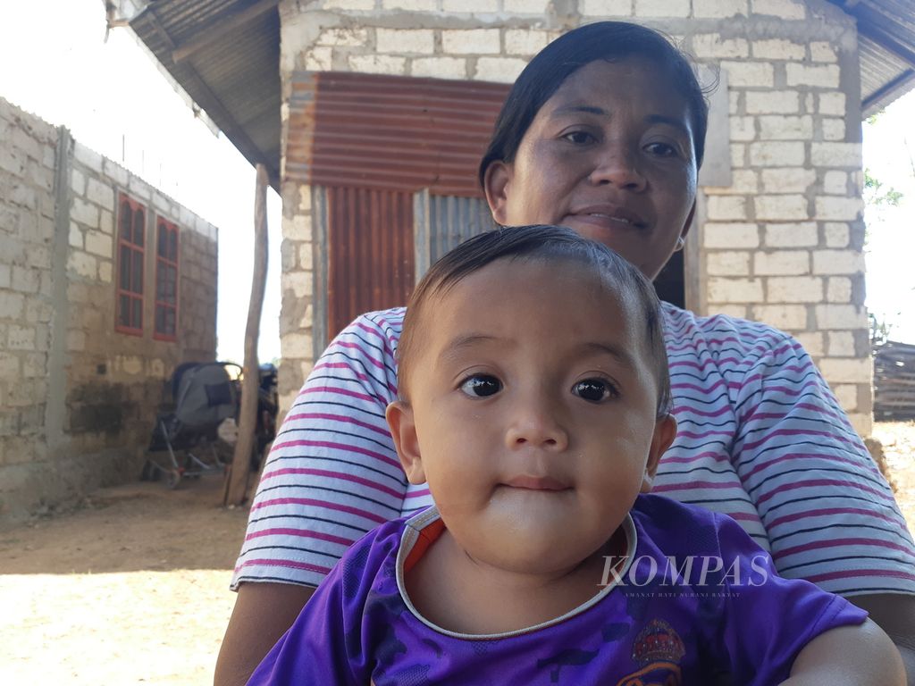 Anak balita di Desa Tesabela, Kabupaten Kupang, Nusa Tenggara Timur, tumbuh sehat berkat konsumsi kelor, seperti terlihat pada September 2022. Jumlah anak balita tengkes berkurang.