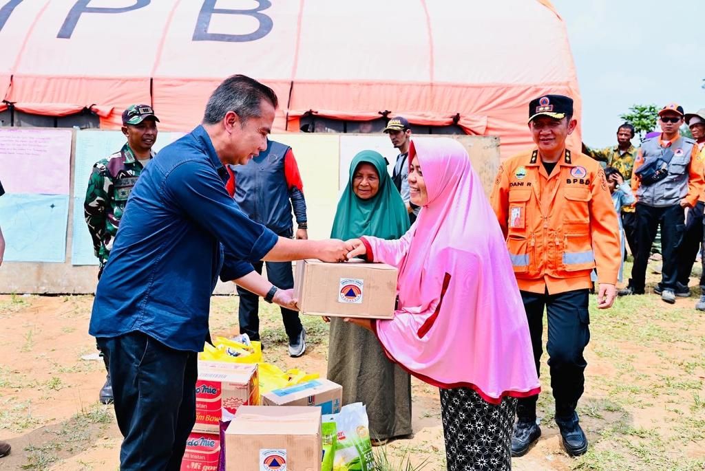 Penjabat Gubernur Jawa Barat Bey Machmudin menyerahkan bantuan bahan kebutuhan pokok kepada warga terdampak gempa di Desa Purwabakti, Kecamatan Pamijahan, Kabupaten Bogor, Jawa Barat, Sabtu (9/12/2023).