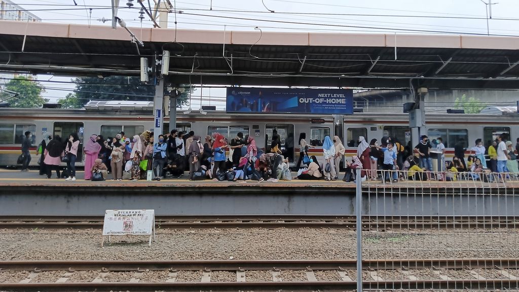 Suasana calon penumpang yang sedang menunggu kedatangan KRL di Stasiun Tanah Abang, Rabu (12/7/2023). Beberapa penumpang KRL mengaku kesal dan takut dengan ulah anak-anak yang melempar batu ke KRL seperti yang terjadi di Kota Depok, Senin (10/7/2023).