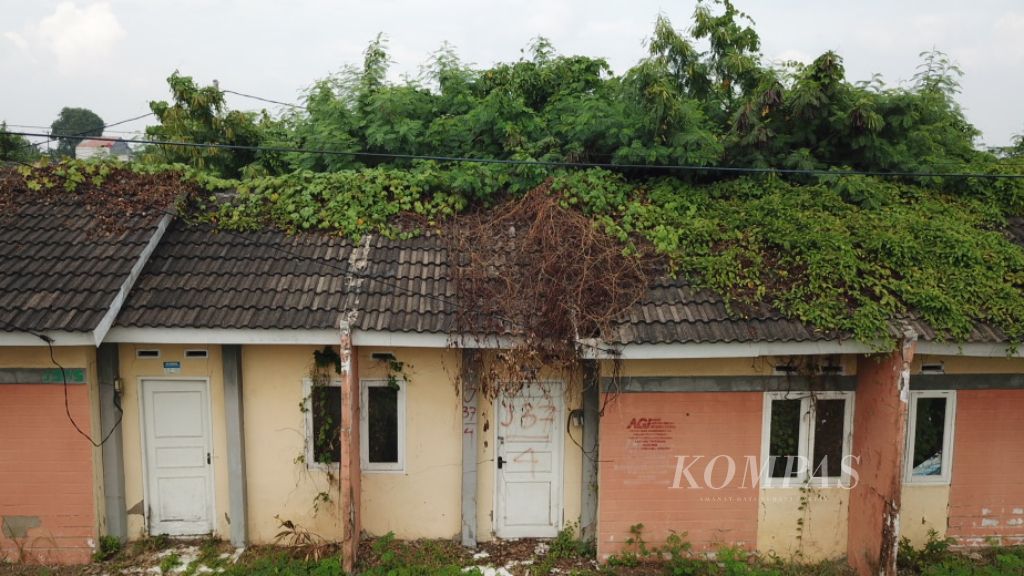 Kondisi sebagian rumah di perumahan bersubsidi Vila Kencana Cikarang di Karangbahagia, Bekasi, Jawa Barat, Rabu (12/6/2024). Perumahan bersubsidi yang diresmikan penggunaannya oleh Presiden Joko Widodo pada 2017 tersebut saat ini sebagian rumahnya dalam keadaan tidak terawat karena tidak dihuni.