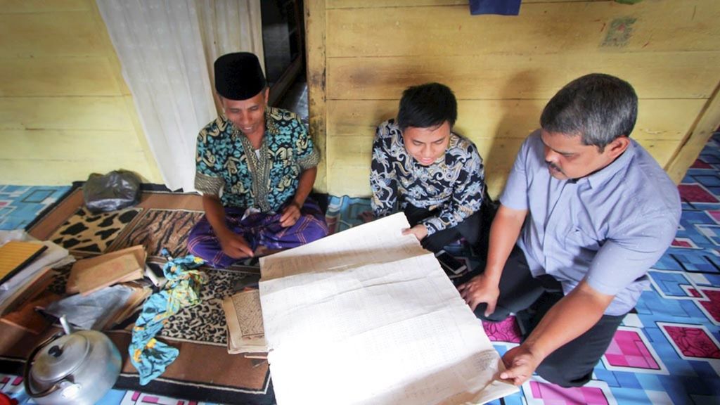 Tim dari Masyarakat Pernaskahan Nusantara (Manassa) cabang Sumatera Barat bersama Digital Repository of Endangered and Affected Manuscripts in Southeast Asia (Dreamsea) berhasil melakukan digitalisasi manuskrip koleksi Surau Simauang, Kabupaten Sijunjung, Sumatera Barat, Maret 2019.