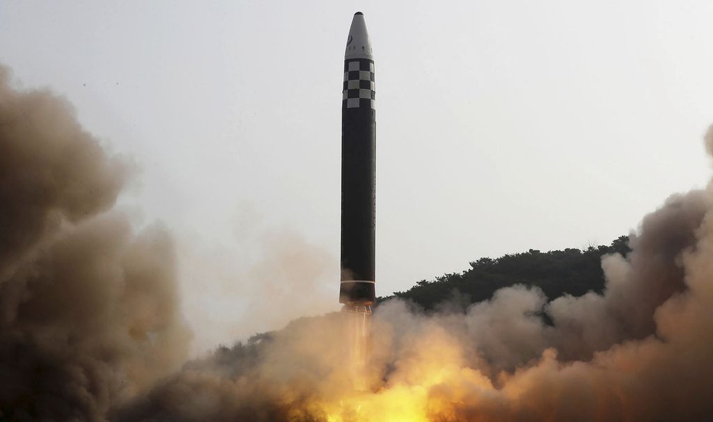 Rudal balistik antarbenua Hwasong-17 meluncur saat uji coba tembak di lokasi yang dirahasiakan di Korea Utara, Kamis (24/3/2022). 