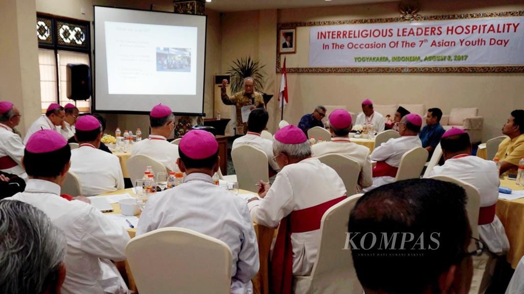 Mantan Pemimpin Pusat Muhammadiyah Buya Syafii Maarif memaparkan gagasan dalam dialog Interreligious Leaders Hospitality yang dihadiri uskup-uskup di kawasan Asia, tokoh-tokoh lintas agama, dan akademisi di Hotel Jayakarta, Yogyakarta, dalam rangka Asian Youth Day 2017, Kamis (3/8/2017). 