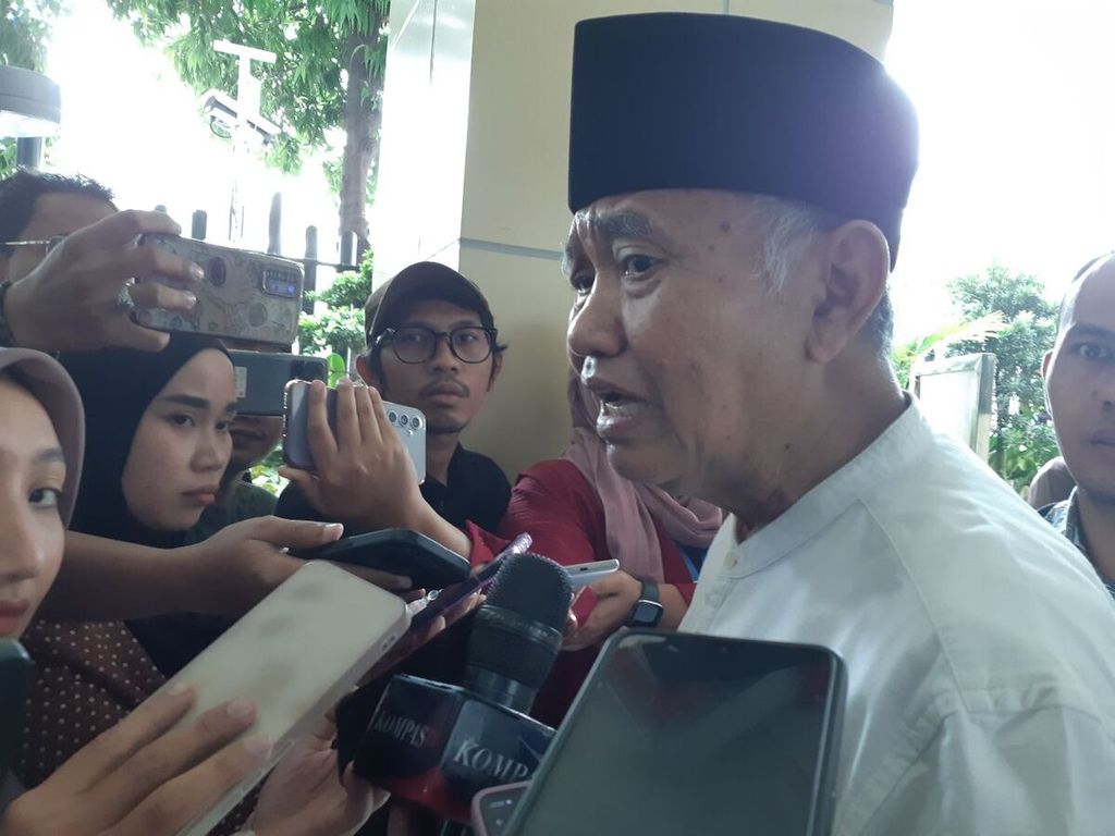 Calon anggota legislatif (caleg) Dewan Perwakilan Daerah, Agus Rahardjo, melaporkan dugaan manipulasi penghitungan suara di tingkat tempat pemungutan suara (TPS) dan kecamatan ke Badan Pengawas Pemilu (Bawaslu) RI, Rabu (13/3/2024). 