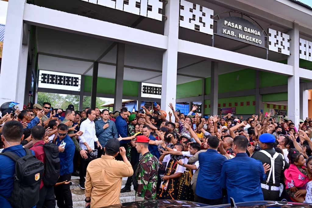 Presiden Joko Widodo mengunjungi Pasar Danga, Kabupaten Nagekeo, Provinsi Nusa Tenggara Timur, Selasa (5/12/2023). Pada kesempatan tersebut, Kepala Negara mengecek harga kebutuhan pokok.