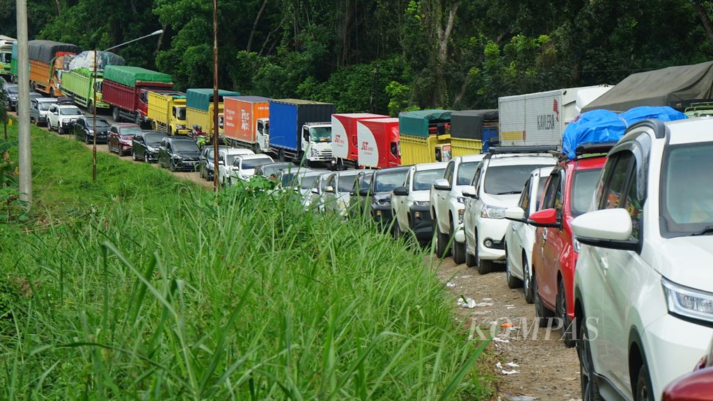 Kemacetan panjang di jalur lintas timur Sumatera ruas Palembang-Betung, Minggu (23/4/2022). Kemacetan disebabkan oleh meningkatnya volume kendaraan dan banyak pengendara yang melawan arus. Kemacetan di jalur ini terjadi sejak Sabtu bermula dari sebuah truk tronton yang terperosok.