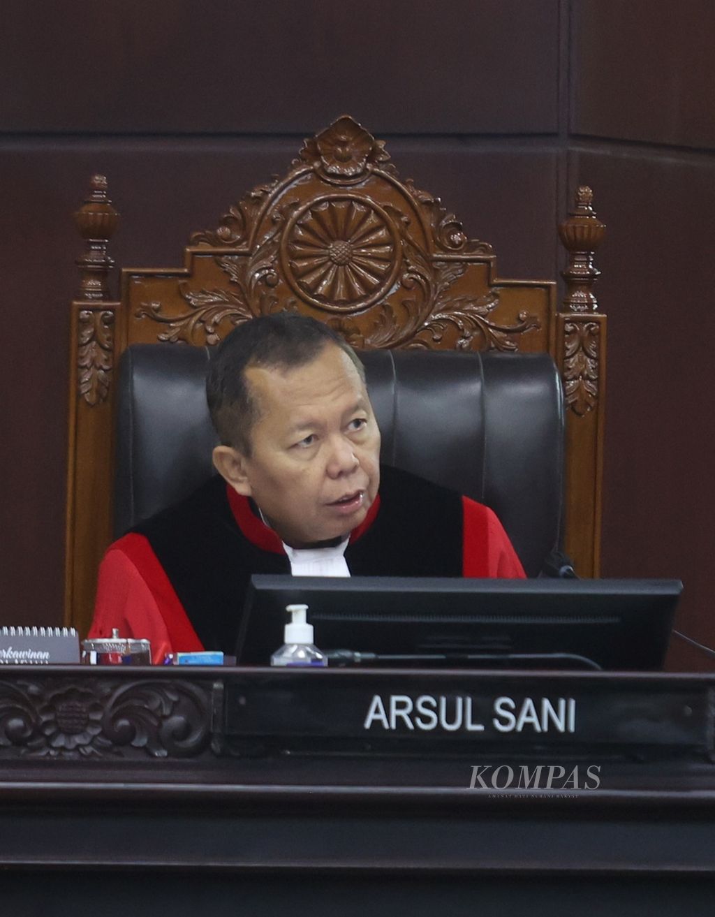 Hakim Konstitusi Arsul Sani mengiikuti sidang pembacaan putusan PHPU Pilpres 2024 oleh hakim konstitusi di Mahkamah Konstitusi, Jakarta, Senin (22/4/2024). 