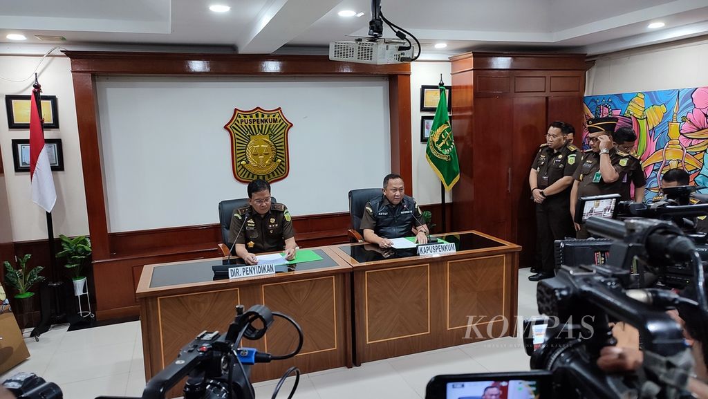 Direktur Penyidikan pada Jampidsus Kejaksaan Agung Kuntadi dan Kepala Pusat Penerangan Hukum Kejaksaan Agung Ketut Sumedana dalam jumpa pers, Senin (13/3/2023), di Jakarta. 