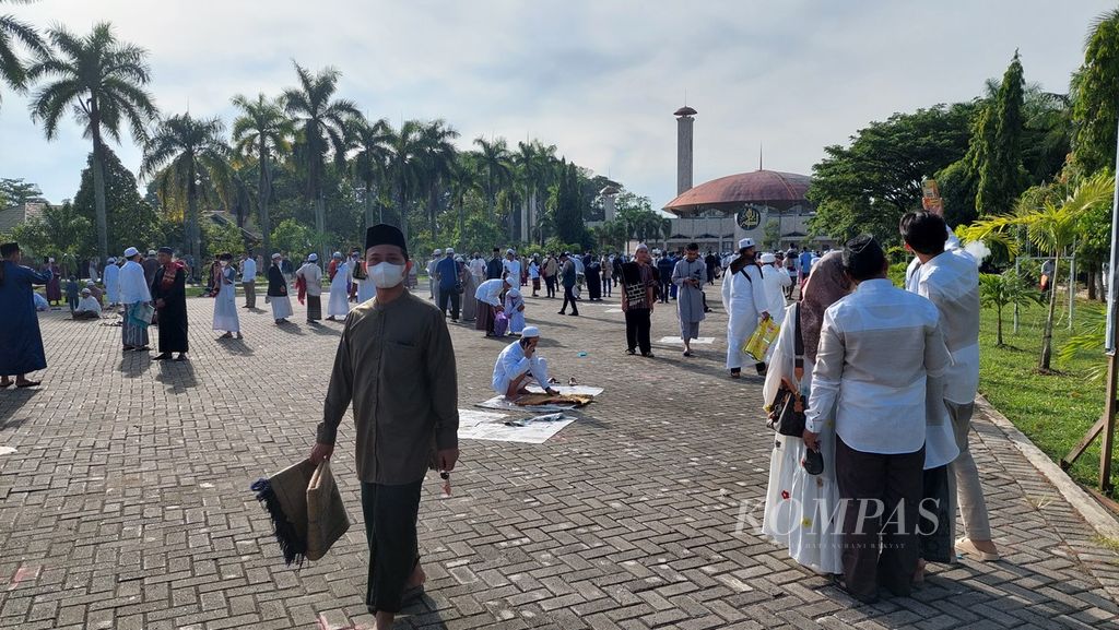 Jemaah berfoto usai mengikuti shalat Idul Fitri 1443 Hijriah di halaman parkir barat Masjid Raya Sabilal Muhtadin, Banjarmasin, Kalimantan Selatan, Senin (2/5/2022).