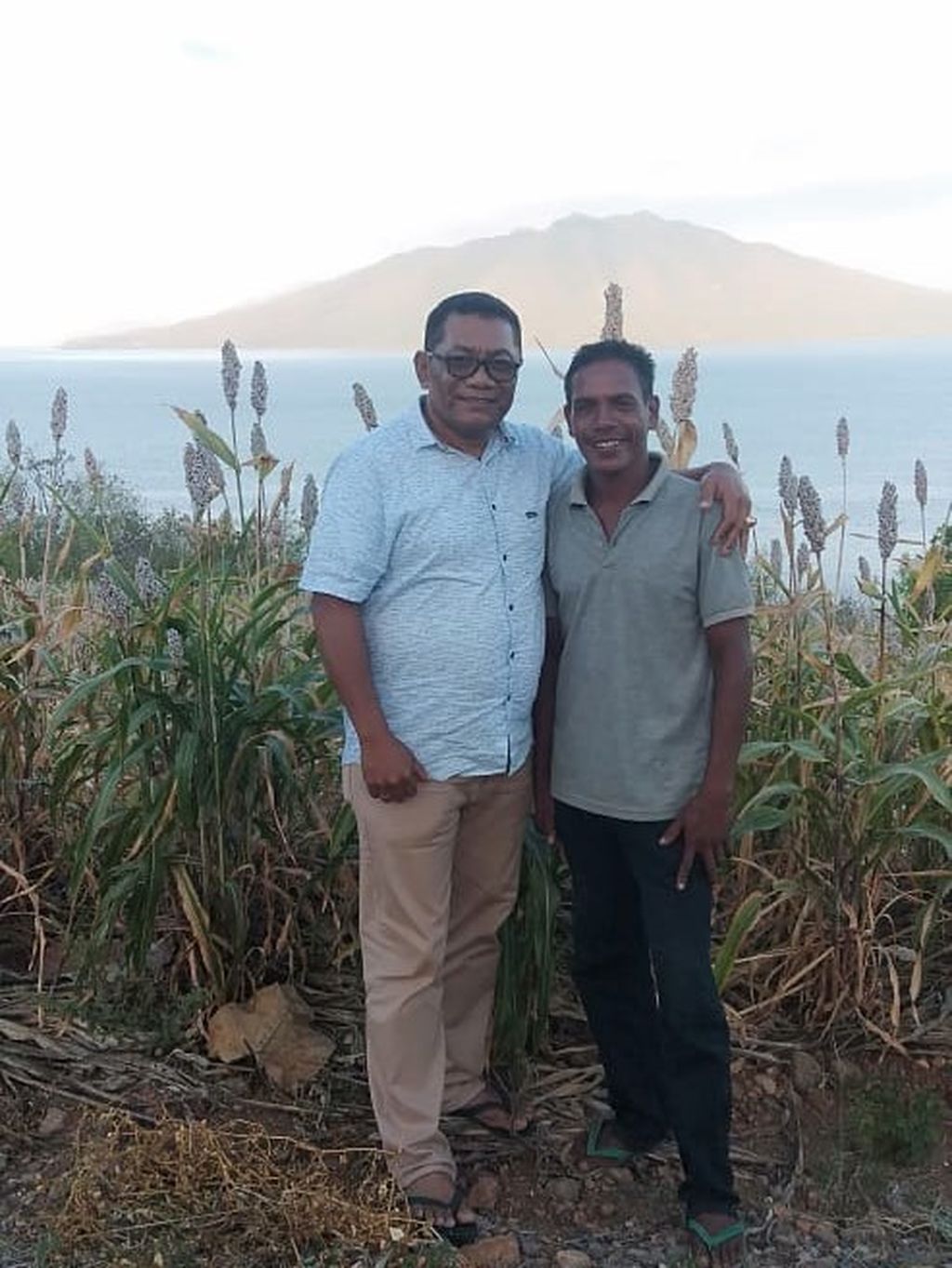 Bupati Lembata Thomas Ola (2017-2022) merangkul petani sorgum Flores Timur saat panen perdana sorgum di Lembata, April 2022, yang dilakukan Gubernur NTT Viktor Laiskodat.