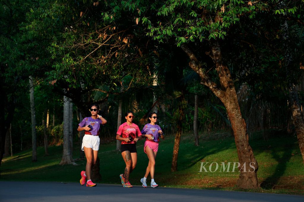 Tiga <i>pacer</i> berlatih dan berkoordinasi untuk menjaga ritme peserta lari Borobudur Marathon 2023 di kawasan Candi Borobudur, Kabupaten Magelang, Jawa Tengah, Jumat (17/11/2023). Sebanyak 10.000 pelari akan turut serta memeriahkan gelaran ini. 