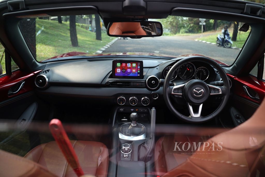 Interior kabin Mazda MX-5 RF bertransmisi manual. 