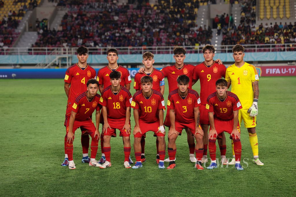 Pemain Spanyol berfoto bersama sebelum memulai pertandingan pada laga Piala Dunia U-17 2023 di Stadion Manahan, Kota Surakarta, Jumat (10/11/2023). 