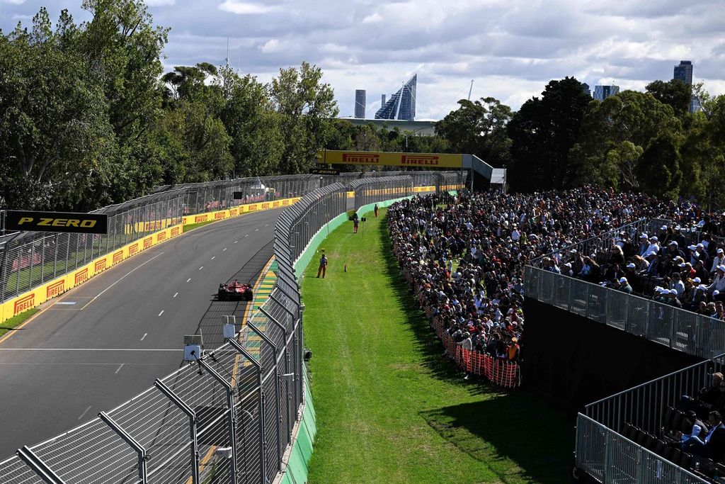 Pebalap Ferrari Charles Leclerc melaju di depan tribune penonton pada sesi latihan bebas pertama Grand Prix Formula 1 Australia di Sirkuit Albert Park, Melbourne, Jumat (31/3/2023). 