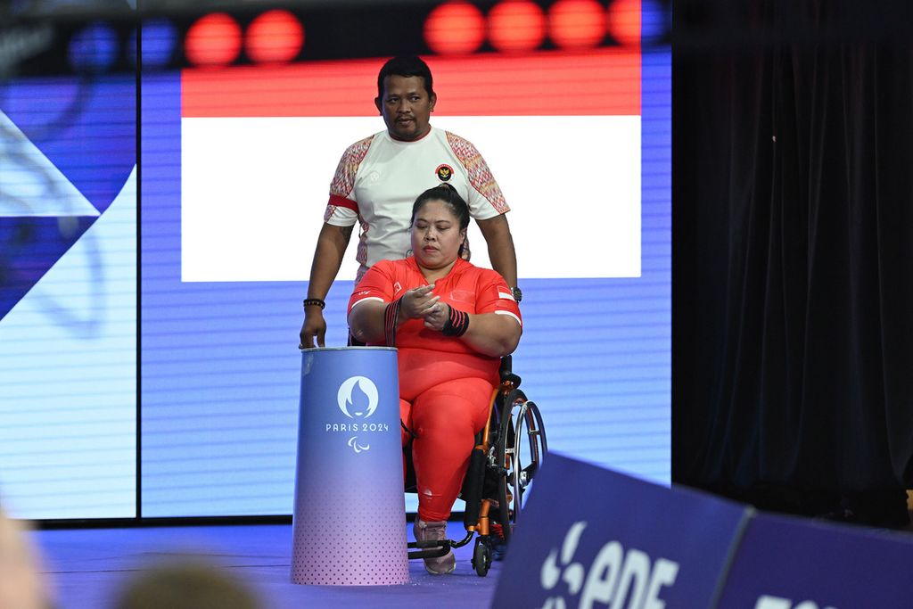 Lifter putri Indonesia, Sriyanti, bersiap-siap melakukan angkatan dalam pertandingan nomor +86kg putri para angkat berat Paralimpiade Paris 2024 di Porte de la Chapelle Arena, Paris, Perancis, Minggu (8/9/2024). 