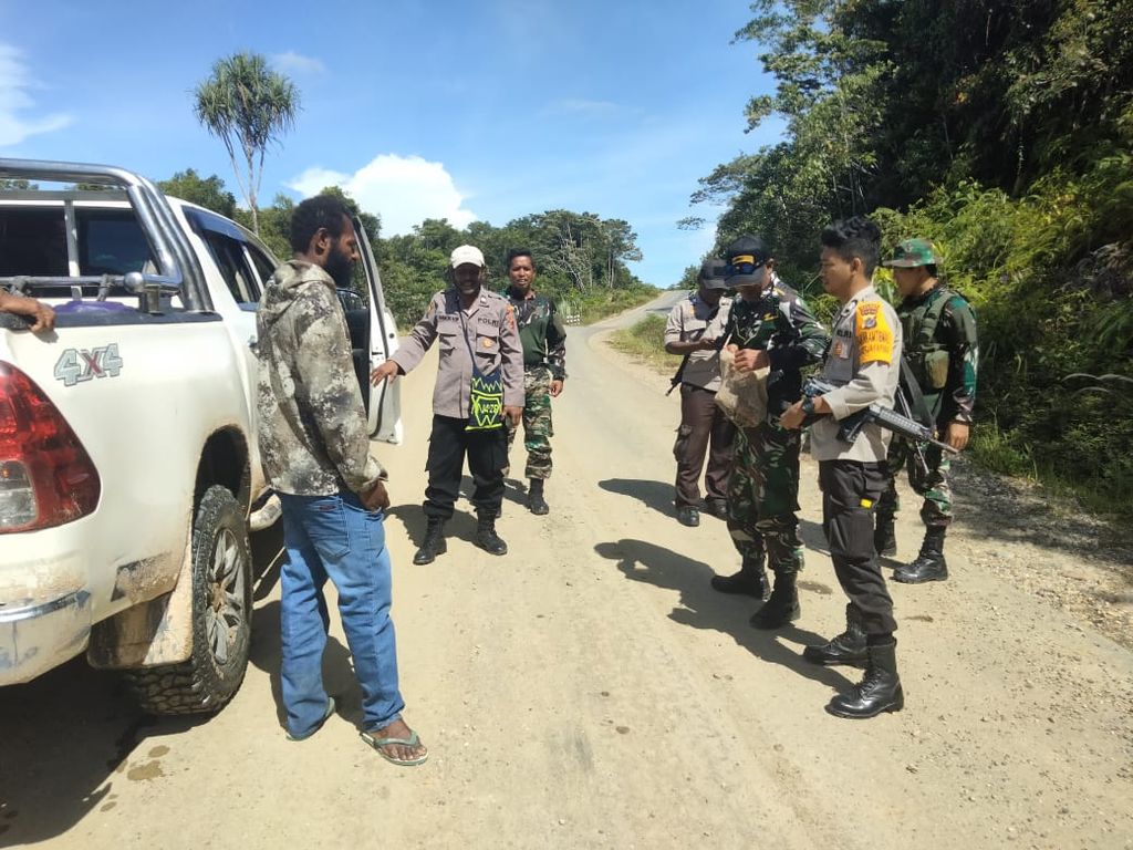 Aparat keamanan TNI Polisi berada di lokasi penyerangan empat supir truk oleh KKB di Distrik Benawa, Kabupaten Yalimo, Papua Pegunungan (1/3/2023). Aparat keamanan telah menyelamatkan tiga supir dan masih berupaya menemukan seorang supir lainnya.