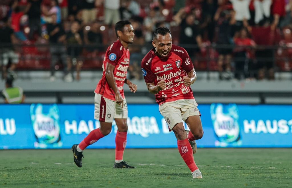 Dokumentasi Bali United menampilkan momen selebrasi pemain Bali United, Irfan Jaya, merayakan gol dalam laga pekan ke-17 BRI Liga 1 2023/2024 antara Bali United kontra Persita Tangerang di Stadion Kapten I Wayan Dipta, Gianyar, Bali, Senin (30/10/2023). 