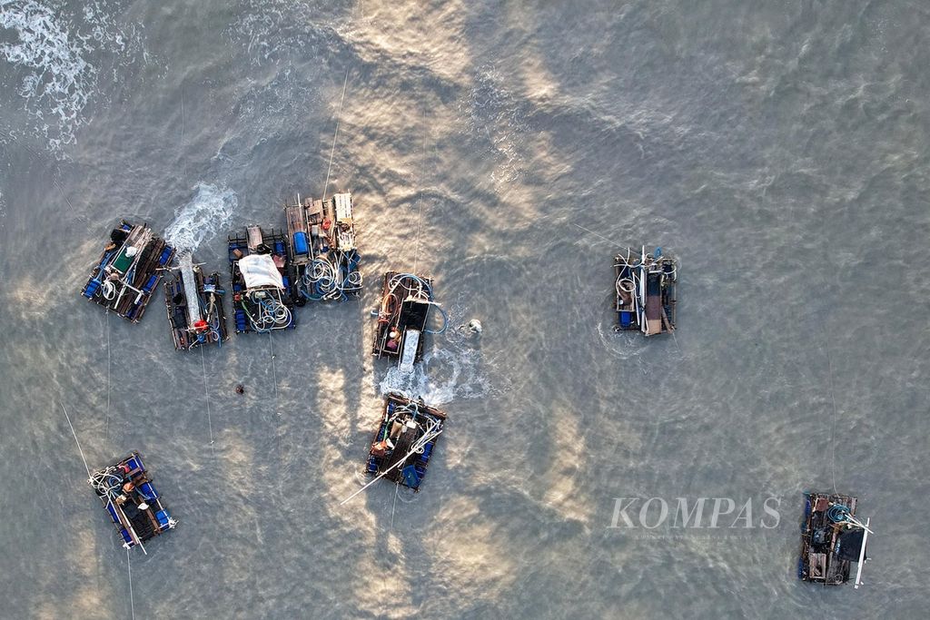 Ponton, kapal penyedot pasir timah, sedang beroperasi di Pantai Rebo, Sungai Liat, Kabupaten Bangka, Bangka Belitung, Rabu (20/7/2022). Lumpur sisa tambang tersebut dikeluhkan nelayan, karena membuat pantai cepat dangkal dan mengandaskan perahu yang hendak berlabuh.