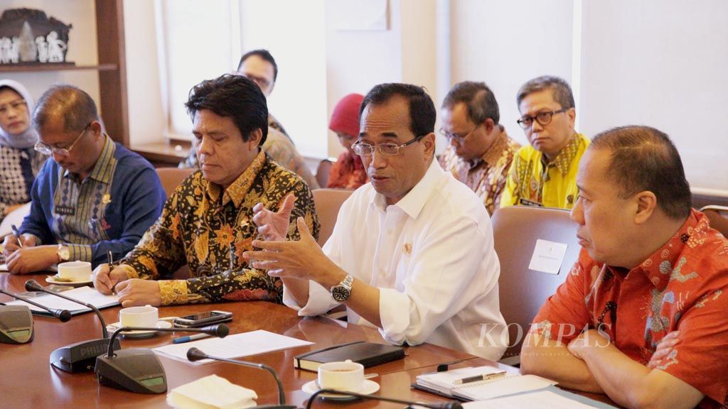 Menteri Perhubungan Budi Karya Sumadi (kedua kanan) bersama jajarannya berkunjung ke redaksi Kompas, Jakarta, Jumat (24/3). Kunjungan itu diterima Pemimpin Redaksi Kompas Budiman Tanuredjo. 