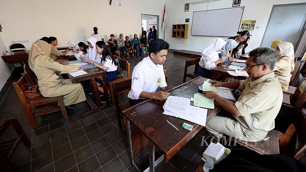 Para calon siswa mengikuti tes khusus sebagai salah satu syarat dalam proses Penerimaan Peserta Didik Baru (PPDB) Tahun Pelajaran 2017/2018 di SMK Negeri 6 Yogyakarta, Selasa (4/7/2017).