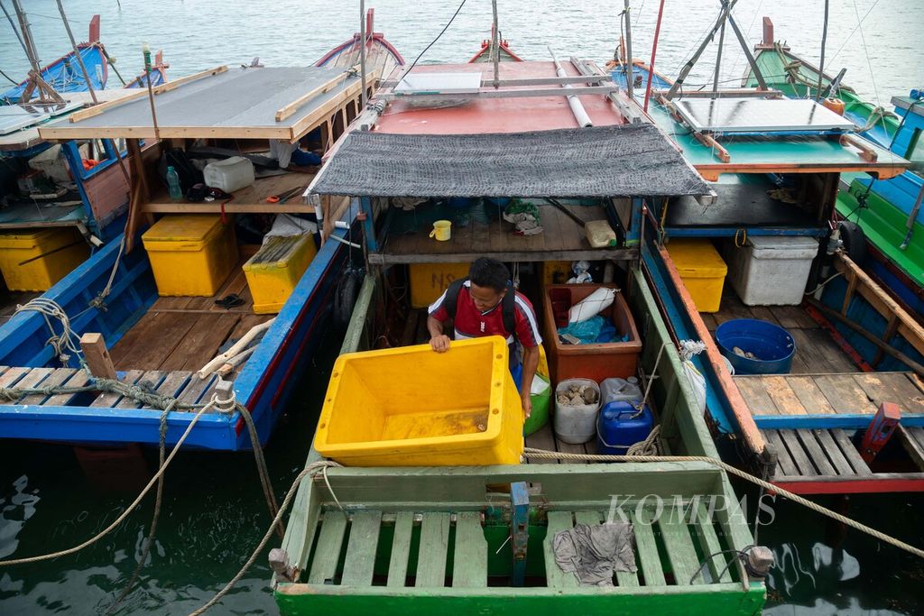 Rustam (48) menyiapkan fiber untuk wadah ikan sebelum berangkat melaut dari Pelabuhan Teluk Baruk, Desa Sepempang, Kecamatan Bunguran Timur, Kabupaten Natuna, Kepulauan Riau, Sabtu (26/3/2022).