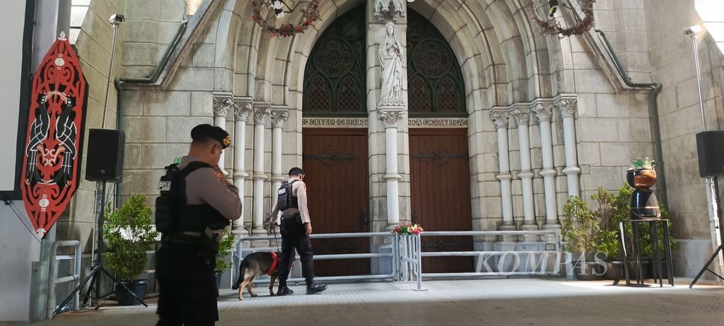 Security checks were conducted at the Jakarta Cathedral using K-9 dogs, one day before the Christmas mass was held on Saturday, December 23, 2023.