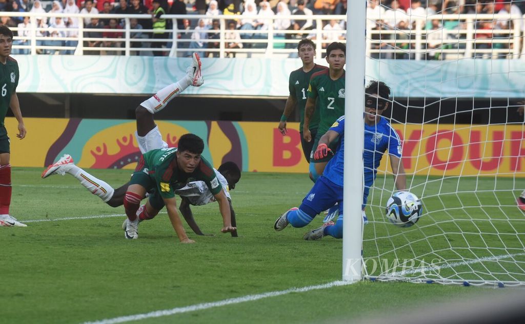 Pemain Meksiko menyaksikan gol yang diciptakan oleh pemain Mali, Ange Martial Tia, dalam laga babak 16 besar Piala Dunia U-17 2023 di Stadion Gelora Bung Tomo, Surabaya, Selasa (21/11/2023). Mali berhasil melaju ke babak selanjutnya dengan mengalahkan Meksiko, 5-0. 
