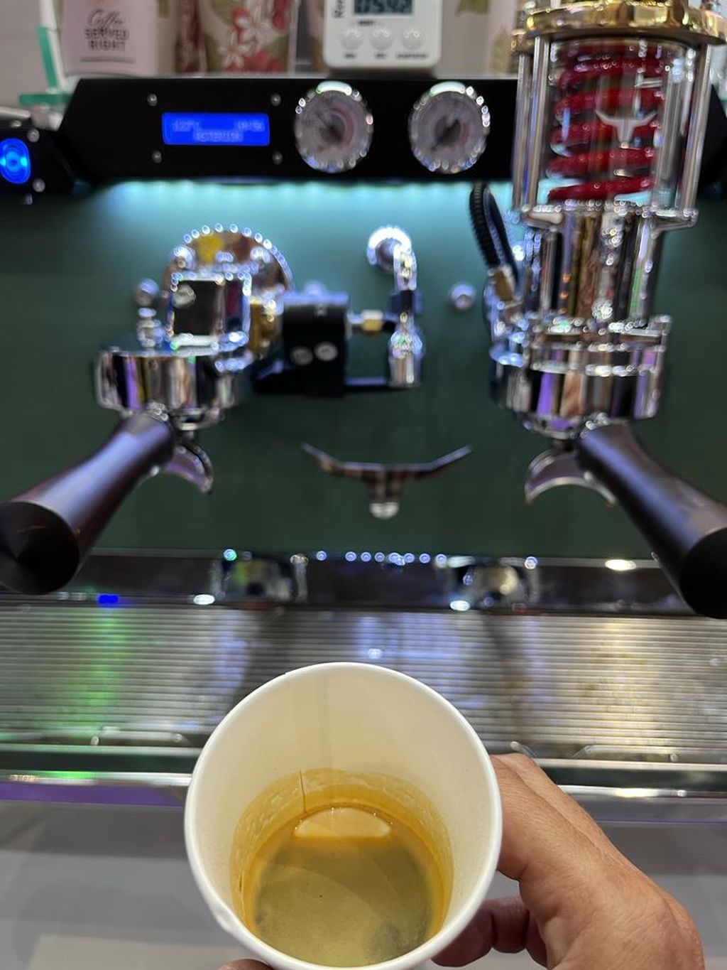 Tampak kopi yang diseduh dengan cara slowpresso dengan mesin Asterion. Secara fisik, tidak ada beda antara kopi yang dihasilkan secara espresso dan slowpresso. Akan tetapi, ada perbedaan rasa yang dihasilkan dengan kedua teknik tersebut.
