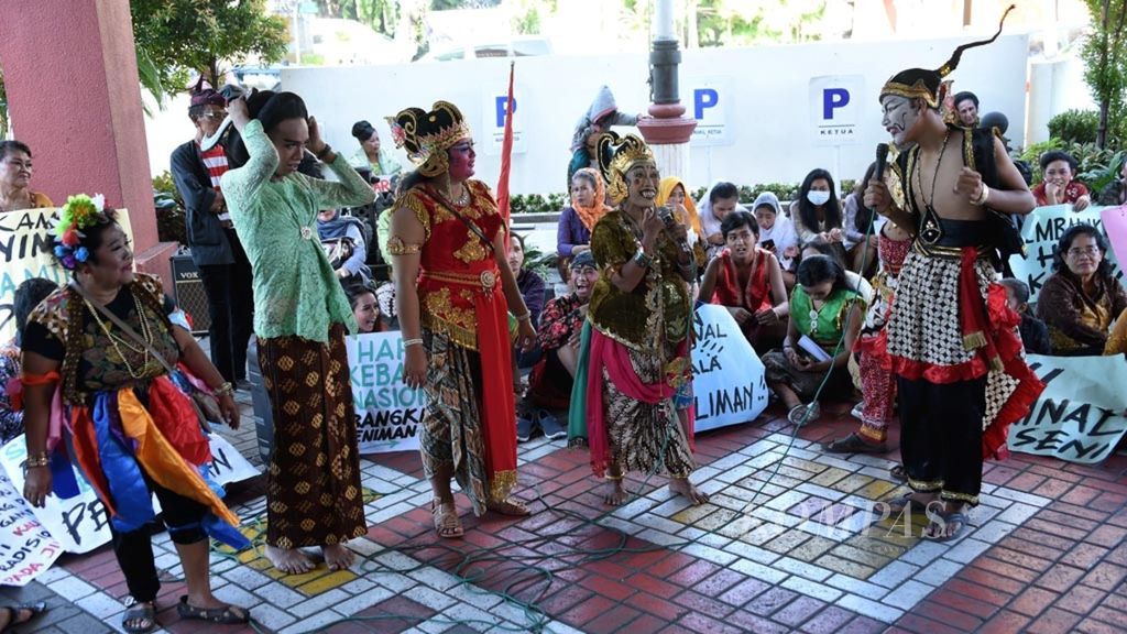 Seniman tradisional Taman Hiburan Rakyat berunjuk rasa di kantor DPRD Kota Surabaya, Senin (20/5/2019).