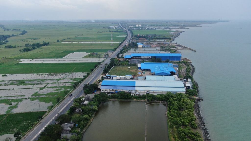 Jalan raya jalur pantai utara (pantura) Indramayu di Eretan, Kecamatan Kandanghaur, Kabupaten Indramayu, Jawa Barat, Jumat (22/4/2022).