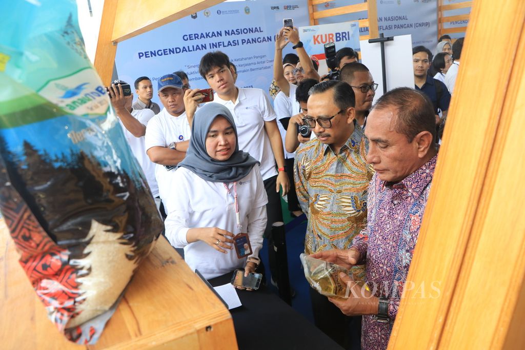Gubernur Sumatera Utara Edy Rahmayadi (kanan) dan Deputi Gubernur Bank Indonesia Juda Agung (kedua dari kanan) melihat minyak goreng dan beras pada pencanangan Gerakan Nasional Pengendalian Inflasi Pangan (GNPIP) di Sumatera Utara, Medan, Rabu (31/5/2023).