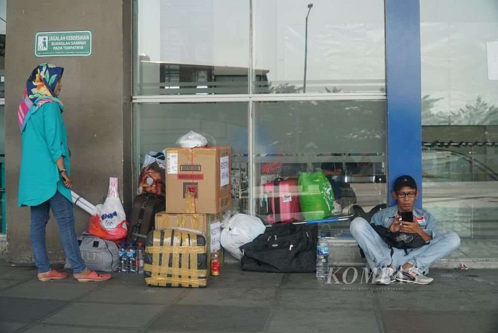 Penumpang menunggu bus di sekitar pintu keberangkatan Terminal Terpadu Pulo Gebang, Jakarta Timur, Sabtu (16/12/2023). Di terminal ini, pada sembilan hari menjelang Natal, jumlah penumpang relatif normal. 